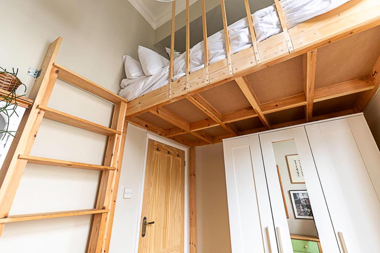 Beautiful Two Bedroom Abode Near Victoria 런던 외부 사진