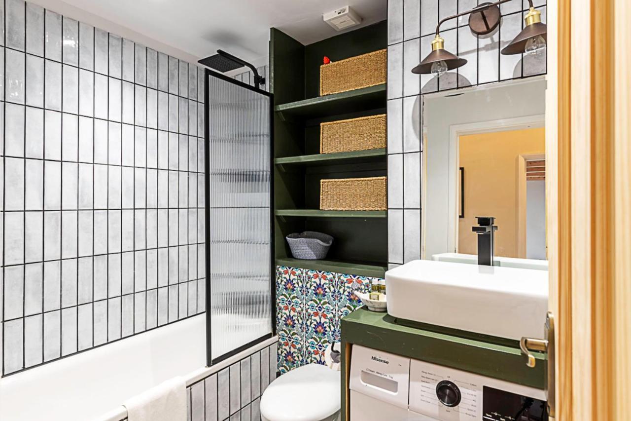 Beautiful Two Bedroom Abode Near Victoria 런던 외부 사진