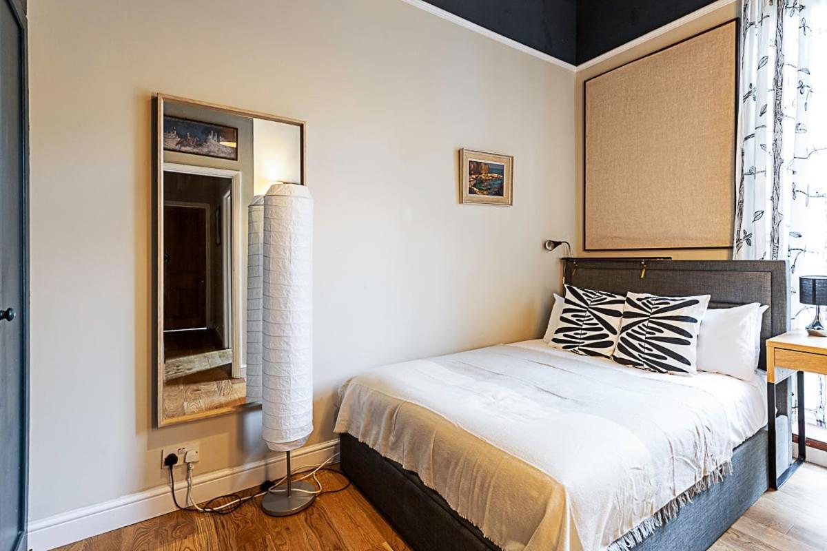 Beautiful Two Bedroom Abode Near Victoria 런던 외부 사진