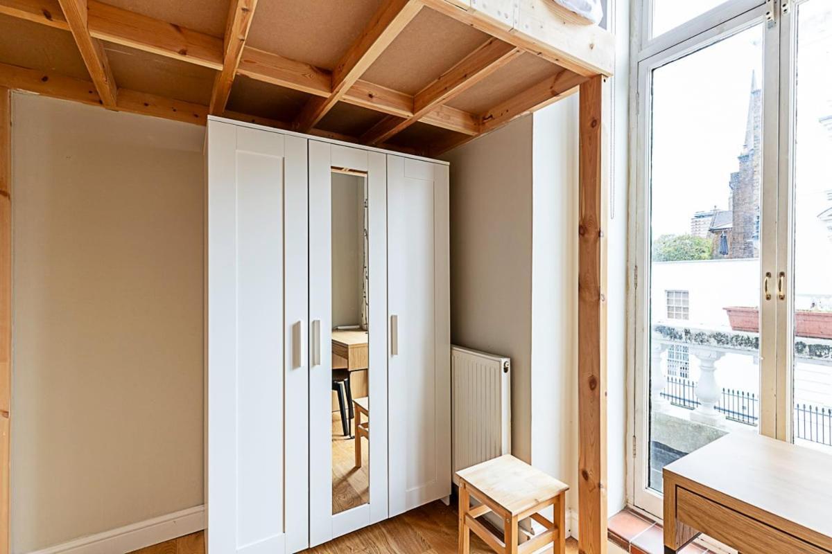 Beautiful Two Bedroom Abode Near Victoria 런던 외부 사진