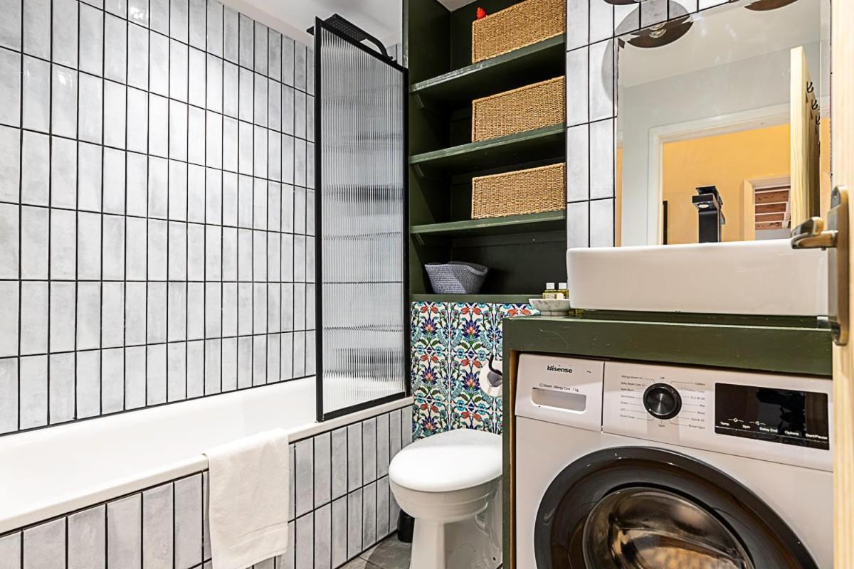 Beautiful Two Bedroom Abode Near Victoria 런던 외부 사진