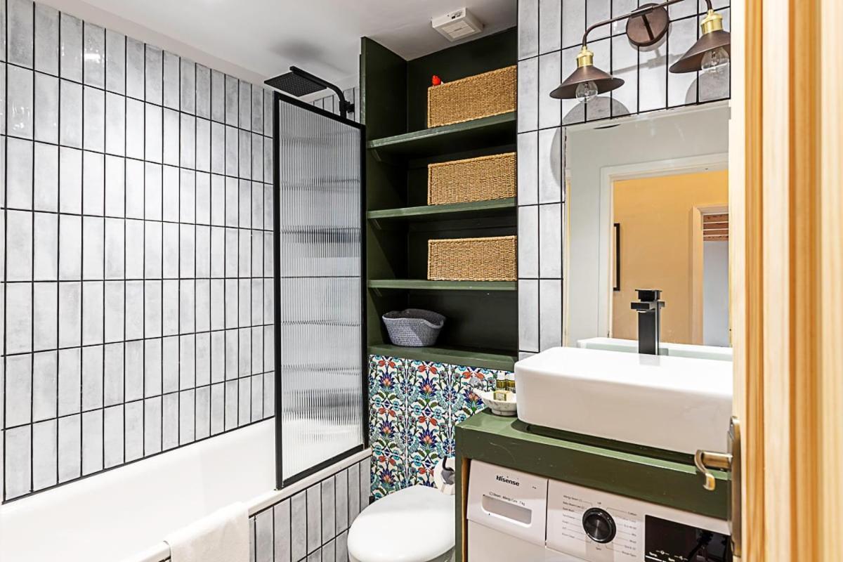 Beautiful Two Bedroom Abode Near Victoria 런던 외부 사진